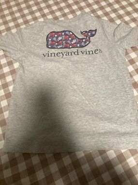Vineyard Vines Heather Gray Tee with Patterned Whale